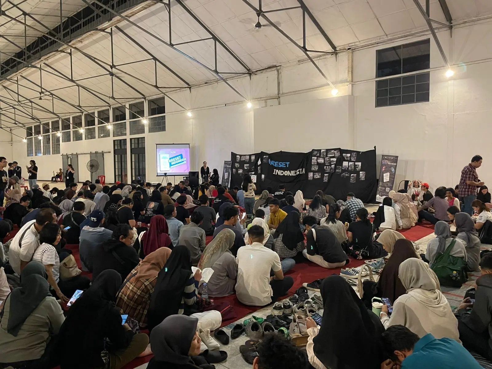 Membludak! Ratusan Warga dari Berbagai Daerah Padati Bedah Buku 'Reset Indonesia' di Surabaya